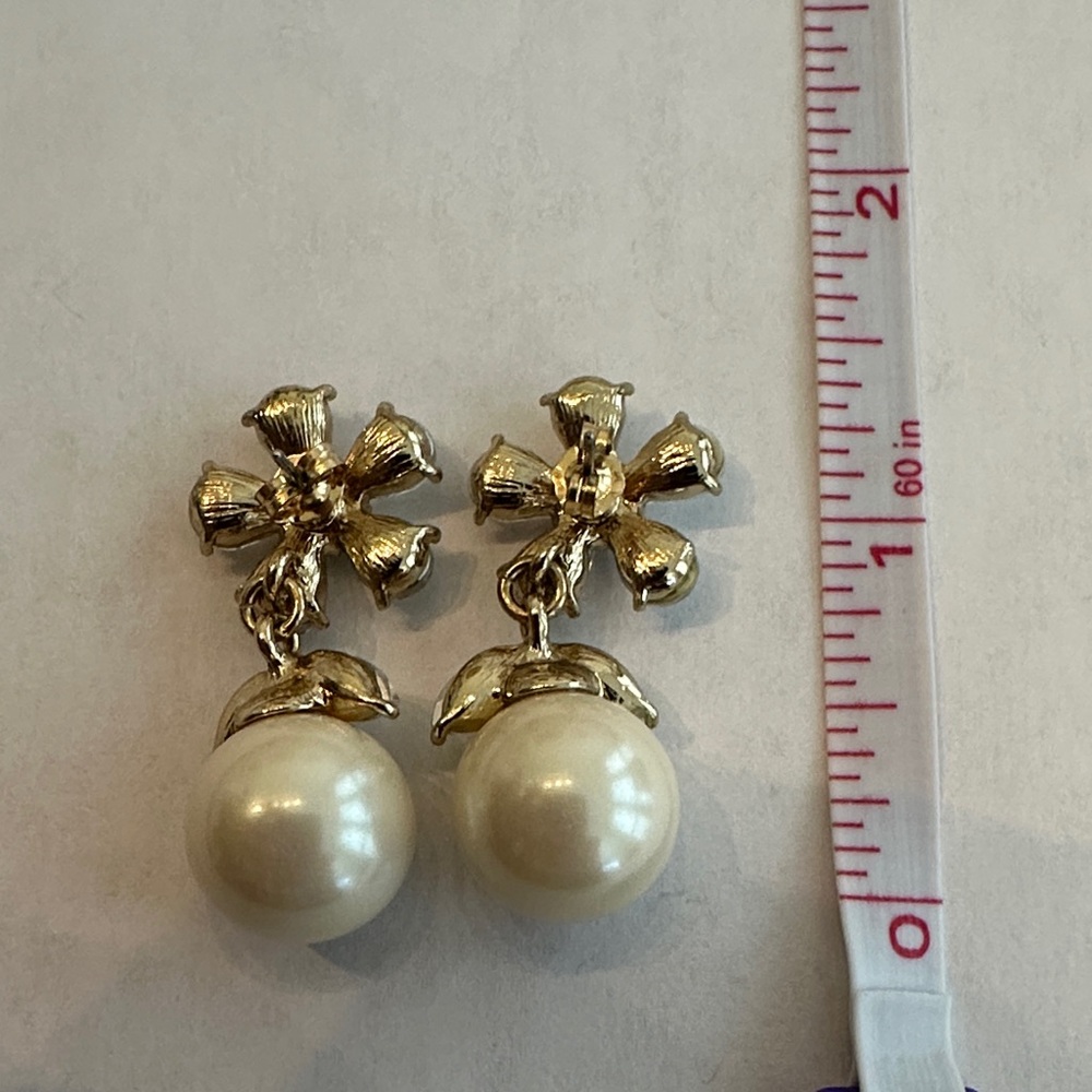 Lustrous Pearl and Crystal Drop Earrings Costume Jewelry - Picture 4 of 4